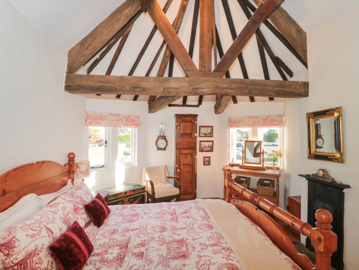 Pike Cottage Acton Turville Экстерьер фото