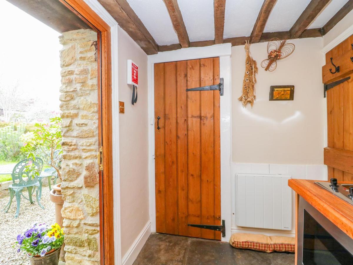 Pike Cottage Acton Turville Экстерьер фото